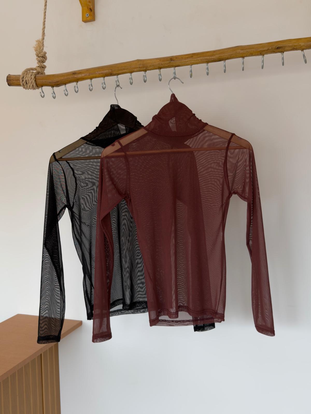 Blusa tule gola alta